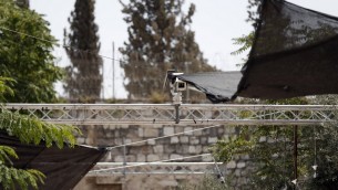 اجراءات امنية، بما يشمل كاميرات، التي تم وضعها عند احد مداخل الحرم القدسي، 24 يوليو 2017 (AFP/Ahmad GHARABLI)