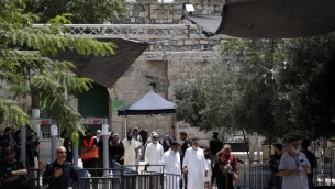 زوار مسلمون يمرون عبر الإجراءات الأمنية الإسرائيلية عند خروجهم من مجمع الحرم القدسي في البلدة القديمة لمدينة القدس، 23 يوليو، 2017. (AFP PHOTO / Ahmad Gharabli) 