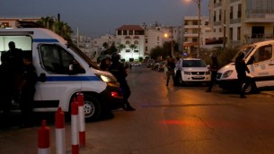 قوات الأمن الأردنية تقف خارج السفارة الإسرائيلية في حي الرابية السكني في العاصمة عمان في 23 يوليو / تموز 2017. (AFP/Khalil Mazraawi)