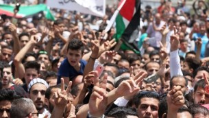 يحضر المشيعون جنازة محمد الجواودة البالغ من العمر 17 عاما، الذي قتل عندما هاجم أحد حراس الأمن في مجمع السفارة الإسرائيلية في العاصمة الأردنية بمفك براغي في 25 يوليو / تموز 2017 في عمان. (Khalil Mazraawi/AFP)