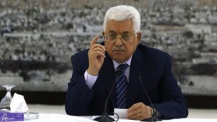 رئيس السلطة الفلسطينية محمود عباس يتحدث خلال اجتماع في مدينة رام الله بالضفة الغربية في 25 يوليو / تموز 2017. (AFP Photo/Abbas Momani)
