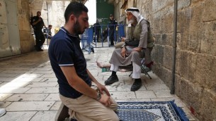 مسلم فلسطيني يصلي في القدس القديمة، 26 يوليو 2017 (AFP PHOTO / AHMAD GHARABLI)