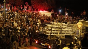 الفلسطينيون يحتفلون خارج باب الأسباط في القدس القديمة في 27 يوليو، 2017 بعد إزالة المزيد من الحواجز الإسرائيلية من الحرم القدسي. (AFP / AHMAD GHARABLI) 