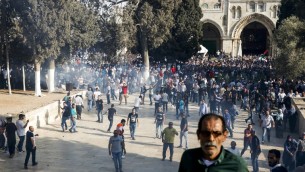 قوات الأمن تطلق الغاز المسيل للدموع في الحرم القدسي خلال اشتباكات 27 يوليو 2017.( AFP Photo/Ahmad Gharabli)