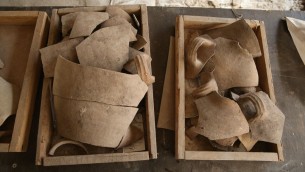 أباريق محطمة، تشهد على تدمير عصر الهيكل الأول في مدينة داود. (Eliyahu Yanai, Courtesy of the City of David Archive) 