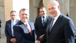يجتمع رئيس الوزراء بنيامين نتنياهو (يمين) مع العاهل الأردني الملك عبد الله الثاني في الأردن في كانون الثاني / يناير 2014. (photo credit: Kobi Gideon / GPO/FLASH90)