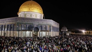 مئات الآلاف من المصلين يصلون في المسجد الأقصى في ليلة القدر، أمام قبة الصخرة في المكان المعروف للمسلمين باسم الحرم الشريف ولليهود باسم جبل الهيكل في القدس القديمة المدينة، يوليو، 1، 2016. (Suliman Khader/Flash90) 