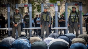 المسلمون يصلون أمام البوابات الالكترونية التي وضعت خارج الحرم القدسي، في المدينة القديمة في القدس، 16 يوليو 2017. (Yonatan Sindel/Flash90)