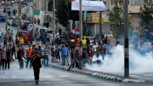 مواجهات بين الشرطة الإسرائيلية ومحتجين فلسطينيين خلال احتاجات على وضع بوابات إلكترونية عند بوابات الحرم القدسي، في مدينة بيت لحم في الضفة الغربية، 19 يوليو، 2017. (Wisam Hashlamoun/Flash90) 