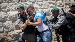 ضباط شرطة الحدود يتصادمون مع المصلين المسلمين خلال احتجاج على بوابة الأسباط في القدس القديمة في 19 يوليو 2017. (Yonatan Sindel/Flash90) 