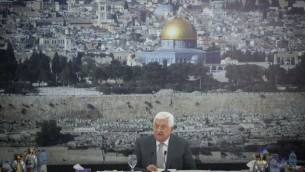 رئيس السلطة الفلسطينية محمود عباس يلقي كلمة خلال اجتماع للقيادة الفلسطينية في مدينة رام الله في الضفة الغربية في 21 يوليو، 2017، يعلن خلالها عن قطع جميع الاتصالات مع إسرائيل. (Flash90) 
