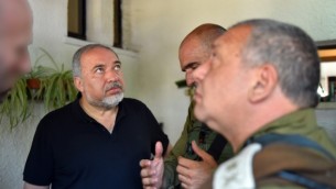 وزير الدفاع أفيغدور ليبرمان (من اليسار) ورئيس هيئة الأركان غادي آيزنكوت (من اليمين) خلال زيارة إلى موقع هجوم وقع في مستوطنة حلميش في 22 يوليو، 2017. (Ariel Hermoni/Ministry of Defense/Flash90) 