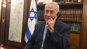 رئيس الوزراء بنيامين نتنياهو يتحدث عبر الهاتف مع سفيرة اسرائيل في الاردن، عينات شلاين، والحارس الامني الذي اطلق النار على اردنيين، عند عودتهما الى اسرائيل، 24 يوليو 2017 (courtesy)