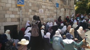 احتجاج نساء مسلمات على الإجراءات الأمنية الإسرائيلية عند باب الأسباط في البلدة القديمة لمدينة القدس ورفضهن الدخول إلى الحرم القدسي، 25 يوليو، 2017. (Raoul Wootliff/Times of Israel) 