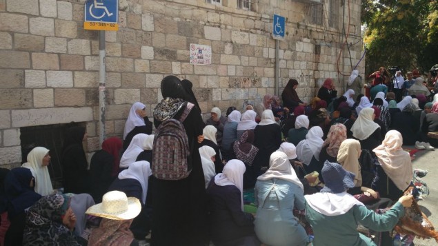 نساء مسلمات خلال الاحتجاجات على اجراءات امنية اسرائيلية في باب الاسباط في القدس القديمة، 25 يوليو 2017 (Raoul Wootliff/Times of Israel)