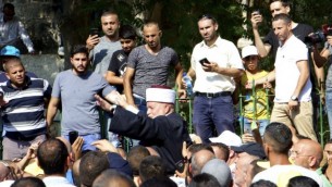 يرفع مفتي القدس محمد حسين على أكتاف المصلين قبل دخولهم إلى  المسجد الأقصى لأول مرة منذ 12 يوما,  27 يوليو / تموز 2017. (Dov Lieber / Times of Israel)