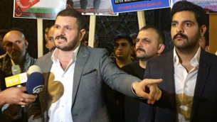 صورة توضيحية: كورسات ميكان يتحدث للصحفيين في مظاهرة في كنيس نيفي شالوم في اسطنبول، تركيا. (Kürşat Mican/Instagram, via JTA)