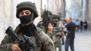 ضباط شرطة الحدود المنتشرين في البلدة القديمة في القدس بعد هجوم إطلاق النار على الحرم القدسي الذي أدى  إلى إصابة ثلاثة أشخاص، اثنان منمها في حالة خطيرة، في 14 يوليو / تموز 2017. (Israel Police)
