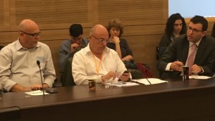 مؤيدي صناعة الخيارات الثنائية يانير ميليش (يسار)، روني ريمون ومحام ضحابيا الخيارات الثنائية نمرود أسيف في الكنيست في جلسة استماع لمراقبة الدولة في الكنيست حول احتيال الخيارات الثنائية، 28 فبراير 2017. (Simona Weinglass/Times of Israel)