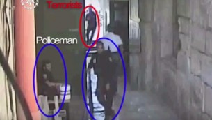 صورة شاشة من تصوير كاميرا مراقبة نشرته الشرطة في 14 يوليو 2017، يظهر بداية هجوم اطلاق النار في الحرم القدسي الذي راح ضحيته شرطيان (Israel Police)