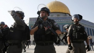 القوات الإسرائيلية تقف أمام قبة الصخرة في الحرم القدسي في البلدة القديمة لمدينة القدس، 27 يوليو، 2018. (AFP PHOTO / AHMAD GHARABLI) 