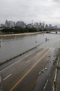 صورة لوسط مدينة هيوستن الطريق السريع رقم 288 الذي غمرته المياه، 27 أغسطس، 2017، بعد أن أدى الإعصار ’هارفي’ لذي ضرب المدينة إلى فيضانات كارثية. (AFP PHOTO / Thomas B. Shea) 