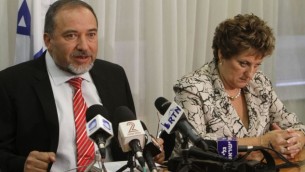رئيس حزب ’إسرائيل بينا’ أفيغدور ليبرمان يعقد مؤتمرا صحفيا إلى جانب زميلته في الحزب فاينا كيرشنباوم، 20 يوليو، 2011. (Miriam Alster/Flash90)