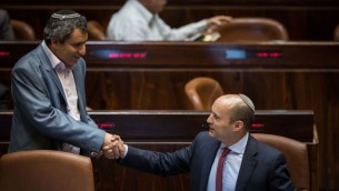 رئيس حزب البيت اليهودي نفتالي بينيت يصافح وزير شؤون القدس زئيف الكين بعد اصويت على ما يسمى قانون التنظيم، مشروع قانون جدلي يسعى لشرعنة البؤر الاستيطانية غير القانونية في الضفة الغربية، 7 ديسمبر 2016 (Hadas Parush/Flash90)