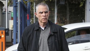 صاحب صحيفة يديعوت احرونوت ارنون ’نوني’ موزيس يصل وحدة لاهاف 433 للتحقيقات في اللد، 15 يناير 2017 (Koko/Flash90)