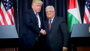 الرئيس الفلسطيني محمود عباس والرئيس الأمريكي دونالد ترامب يحضران مؤتمرا صحفيا مشتركا في مدينة بيت لحم بالضفة الغربية في 23 مايو 2017. (Flash90)