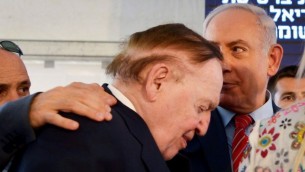 الميلياردير اليهودي الأمريكي شيلدون أديلسون (من اليسار) ورئيس الوزراء بينيامين نتنياهو خلال حفل في جامعة أريئيل في الضفة الغربية، 28 يونيو، 2017. (Ben Dori/Flash90) 