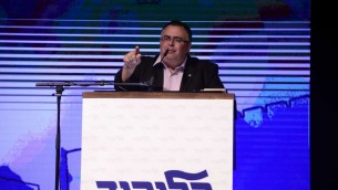 رئيس الائتلاف دافيد بيتان من حزب الليكود، يتحدث خلال مظاهرة دعم لرئيس الوزراء بنيامين نتنياهو في تل ابيب، 9 اغسطس 2017 (Tomer Neuberg/Flash90)
