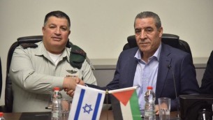 منسق نشاطات الحكومة في الاراضي يؤاف مردخاي، ووزير الشؤون المدنية الفلسطيني حسين الشيخ، خلال توقيع اتفاق لاحياء لجنة المياه الإسرائيلية الفلسطينية المشتركة، 15 يناير 2017 (COGAT)