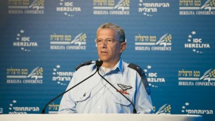 قائد سلاح الجو الإسرائيلي امير اشيل يتحدث خلال مؤتمر هرتسليا، 21 يونيو 2017 (Courtesy/Herzliya Conference)