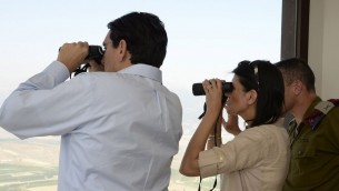 السفيرة الامريكية الى الامم المتحدة نيكي هايلي مع السفير الاسرائيلي الى الامم المتحدة داني دانون خلال زيارة الى الحدود الإسرائيلية اللبنانية، 8 يونيو 2017 (David Azagury/US Embassy Tel Aviv)