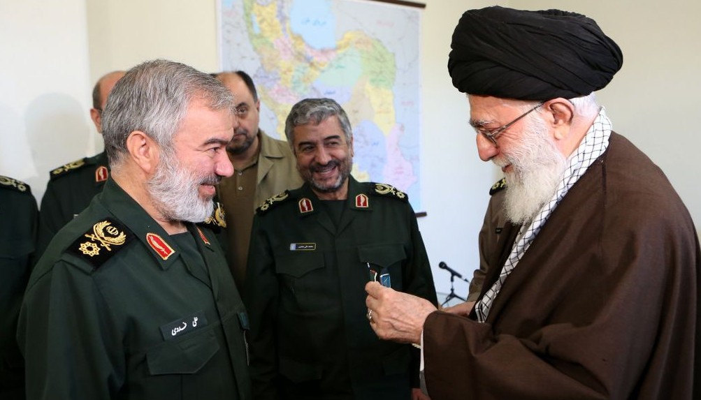 المرشد الاعلى علي خامنئي، مع الجنرال علي فداوي وقادة اخرون من الحرس الثوري الإيراني بعد اعتقال جنود امريكيين في الخليج العربي (Wikimedia Commons)