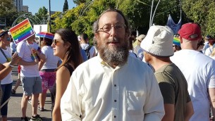 الحاخام اهرون ليبوفيتس يشارك في موكب فخر القدس، 3 اغسطس 2017 (Elie Leshem/Times of Israel)
