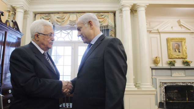 رئيس السلطة الفلسطينية محمود عباس، من اليسار، يصافح رئيس الوزراء بينيامين نتنياهو قبل عقد محادثات سلام مباشرة في وزارة الخارجية في العاصمة الأمريكية واشنطن في 2 سبتبمر، 2010. (Jason Reed-Pool/Getty Images via JTA) 