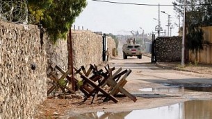 مركبة عسكرية مصرية تقوم بدورية على طول الحدود مع قطاع غزة الذي تسيطر عليه حركة ’حماس’ في مدينة رفح الحدودية، 4 نوفمبر، 2014. (Mohamed El-Sherbeny/AFP) 