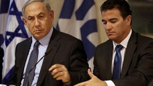 رئيس الوزراء بينيامين نتنياهو (من اليسار) يجلس إلى جانب يوسي كوهين في عام 2015. (AFP photo/Gali Tibbon) 