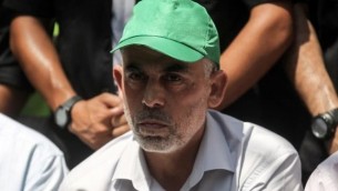 قائد حركة حماس في غزة يحيى السنوار يشارك في تجمع في مدينة خان يونس جنوبي قطاع غزة، 22 يوليو، 2017.(AFP Photo/Said Khatib)