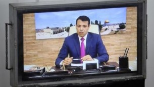 العضو الكبير السابق في حركة ’فتح’ في المنفى محمد دحلان يشارك في جلسة للمجلس التشريعي الفلسطيني في مدينة غزة عبر الفيديو من الإمارات في 27 يوليو، 2017 في أعقاب التطورات في المسجد الأقصى. (AFP PHOTO / SAID KHATIB)