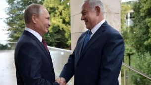 الرئيس الروسي فلاديمير بوتين (من اليسار) يستقبل رئيس الوزراء بينيامين نتنياهو قبيل لقائهما في سوتشي، 23 أغسطس، 2017. (AFP Photo/Sputnik/Alexey Nikolsky) . 