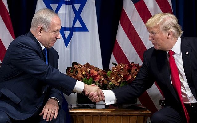 رئيس الوزراء بنيامين نتنياهو والرئيس الأمريكي دونالد ترامب يتصافحان قبل اجتماعهما في فندق بالاس في مدينة نيويورك قبل انعقاد الجمعية العامة للأمم المتحدة في 18 سبتمبر 2017. (AFP Photo/Brendan Smialowski)