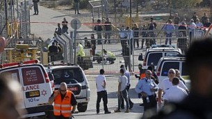 قوى الأمن وطواقم الإسعاف الإسرائيلية في المكان الذي فتح فيه فلسطيني النار على حراس أمن في مستوطنة هار أدار، ما أسفر عن مقتل ثلاثة وإصابة آخر بجروح خطيرة، 26 سبتمبر، 2017.(AFP Photo/Menahem Kahana)