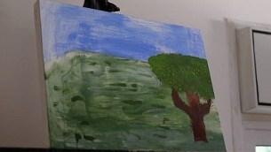 لوحة التي رسمتها ماريا آمن، التي أصيبت بالشلل بسبب غارة جوية إسرائيلية في غزة، في منزلها في حي بيت صفافا بالقدس في 23 أغسطس / آب 2017. (Judah Ari Gross/Times of Israel)