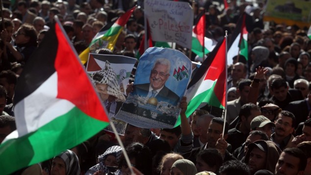 فلسطينيون يلوحون باعلام فلسطينية خلال مظاهرة في رام الله لدعم مبادرة الرئيس محمود عباس لاعتراف الامم المتحدة بدولة فلسطين، 29 نوفمبر 2012 (Issam Rimawi/Flash90)