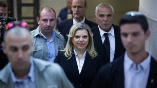 سارة نتنياهو، زوجة رئيس الوزراء بنيامين نتنياهو مع محاميها يوسي كوهين في محكمة العمل الإقليمية في القدس، 29 أكتوبر / تشرين الأول 2015. (Yonatan Sindel/Flash90)