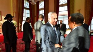 رئيس الوزراء بنيامين نتنياهو يلتقي بقادة افريقيين في اوغندا، 4 يوليو 2016 (Kobi Gideon/GPO)