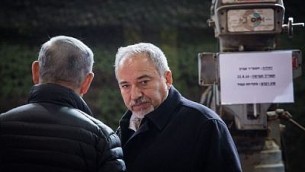 وزير الدفاع أفيغدور ليبرمان ورئيس الوزراء بنيامين نتنياهو خلال زيارة لقسم الجيش الإسرائيلي بالضفة الغربية، بالقرب من مستوطنة بيت إيل الإسرائيلية. 10 يناير 2017. (Hadas Parush/Flash90)